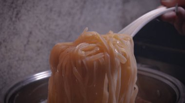 Pişirme tortiglioni makarna, tavada kaynar su ... Islilmiş pişmiş makarna dolu bir mutfak metal kaşık yüksek kaliteli fotoğraf. Görüntü,