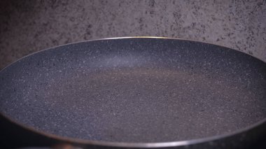 Pişirme tortiglioni makarna, tavada kaynar su ... Islilmiş pişmiş makarna dolu bir mutfak metal kaşık yüksek kaliteli fotoğraf. Görüntü,