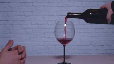 Üzüm ile Şarap Kadehi Kırmızı Şarap, Peynir Bir Şarap Şişesi Ve Arka Planda Mantar ile Bir Corkscrew