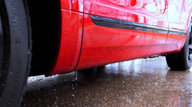 Garajda bir adam (araba servisi) araba alarmı kontrol eder ve sonra (geliyor) kapalı (açık) onun arkasındaki ışıkları açmak kapatır. Konsept: Oto Garaj, güvenlik.