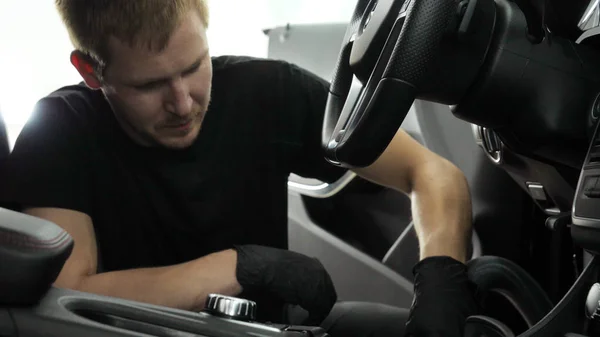 Joven Guapo Hombre Haciendo Limpieza Seco Profesional Salón Coche Concepto — Foto de Stock