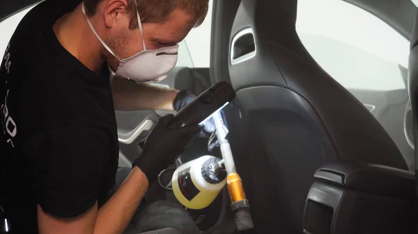 Joven Guapo Hombre Haciendo Limpieza Seco Profesional Salón Coche Concepto —  Fotos de Stock