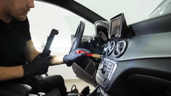 Yakışıklı genç adam, (adam) arabada profesyonel kuru temizleme salonu yapıyor. Konsept: Oto Oto Servisi, Oto Yıkama, Kuru Temizleme Makineleri.