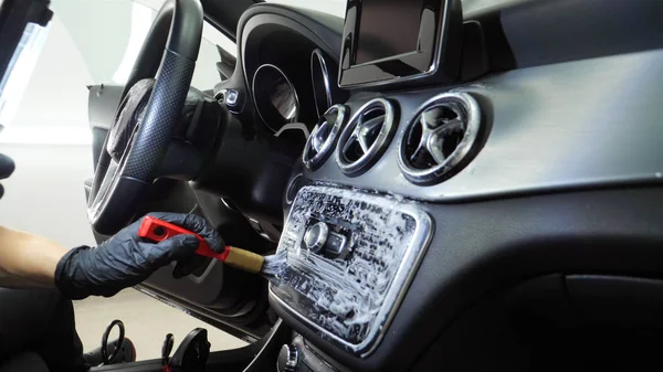 Joven Guapo Hombre Haciendo Limpieza Seco Profesional Salón Coche Concepto — Foto de Stock