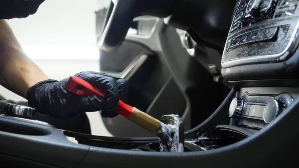 Joven Guapo Hombre Haciendo Limpieza Seco Profesional Salón Coche Concepto —  Fotos de Stock