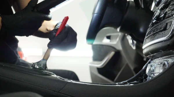 Joven Guapo Hombre Haciendo Limpieza Seco Profesional Salón Coche Concepto — Foto de Stock