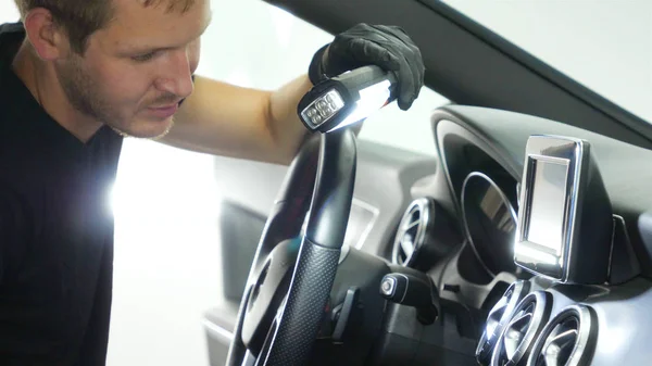 Joven Guapo Hombre Haciendo Limpieza Seco Profesional Salón Coche Concepto — Foto de Stock