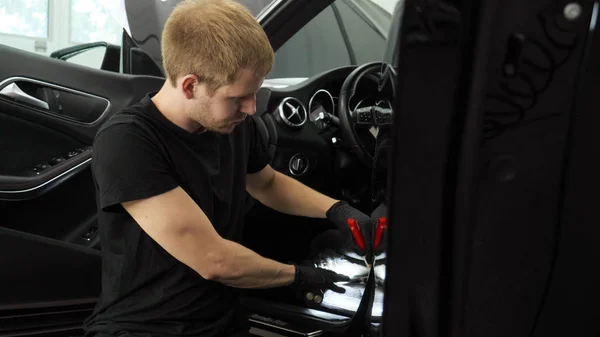 Profesional Lava Coche Con Guantes Negros Con Una Esponja Espuma — Foto de Stock