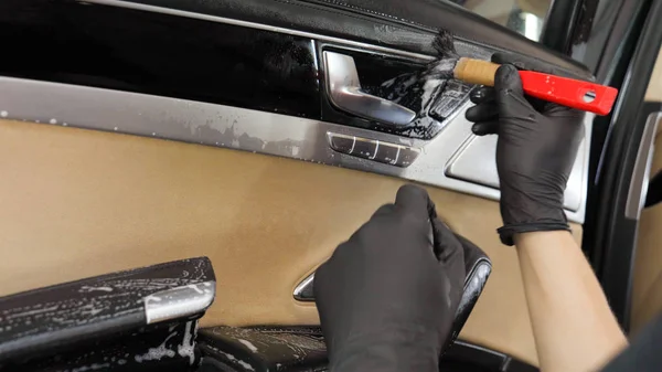 Profesjonalnie Myje Samochód Czarnych Rękawiczkach Gąbką Pianką Koncepcja Myjnia Samochodowa — Zdjęcie stockowe