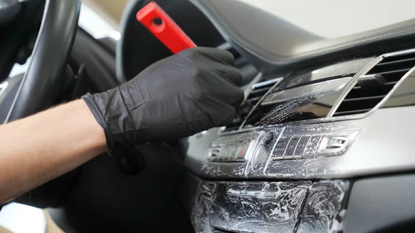 専門家は スポンジと泡で 黒い手袋で車を洗浄します コンセプト スポンジ — ストック写真