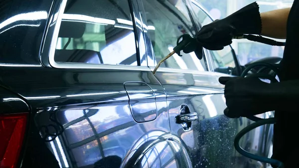 Professional Car Washer Wipes Dries Window Car Washing Service Concept — Stock Photo, Image