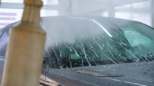 Επαγγελματικό Πλένει Αυτοκίνητο Μαύρα Γάντια Σφουγγάρι Και Αφρό Έννοια Πλύσιμο — Φωτογραφία Αρχείου