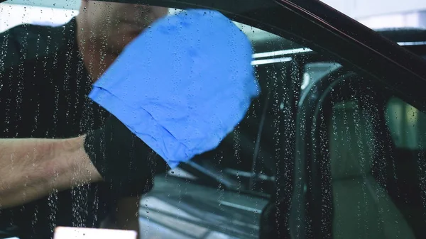 专业人员用黑色手套 用海绵和泡沫洗车 — 图库照片