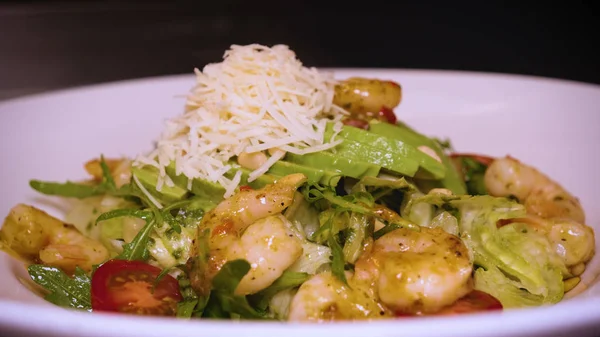 Ev yapımı barbeküler (Restoranda) Kindle ızgara (Barbekü) Et kızartma hazırlanır. Kavramı: Sokakta Et Kızartma, Restoran Barbekü, Yangın, barbekü sıvı, Et yangın, Hazırlama, ga