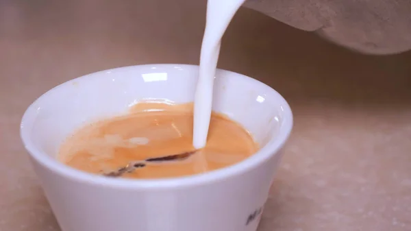 バーマンは砂糖とミルクを加えるためにコーヒーを準備します コンセプト元 コーヒー ミルク ブラウンシュガー ウェイクアップ コーヒーマシン 手作りのコーヒー — ストック写真
