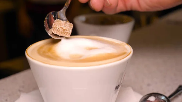 Бармен Готовит Кофе Добавить Сахар Молоко Концепция Кофе Молоко Сахар — стоковое фото
