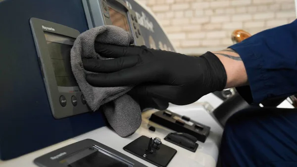 Genç, yakışıklı, profesyonel bir temizlikçi yatta seramik parlattıktan sonra yatı yıkar. Seramik, Temizlik, Yeni Gemi, Cilalama, Temizlik, Cübbe, Cap, Sıkı Çalışma