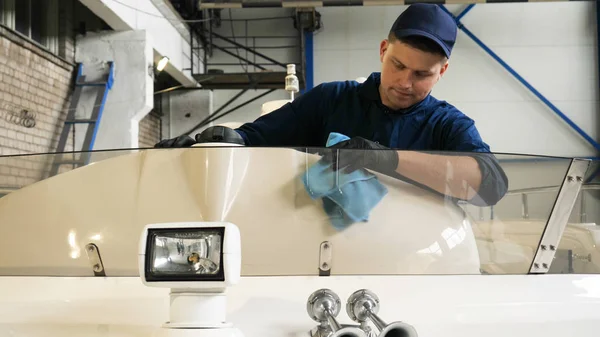 Genç, yakışıklı, profesyonel bir temizlikçi yatta seramik parlattıktan sonra yatı yıkar. Seramik, Temizlik, Yeni Gemi, Cilalama, Temizlik, Cübbe, Cap, Sıkı Çalışma