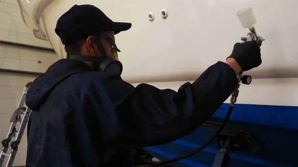 Tecnico Dello Yacht Pulisce Elica Usando Detergente Chimico Spray Vernice — Foto Stock