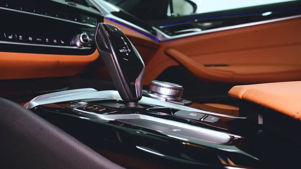 Gezeigt werden verschiedene Teile des Innenraums. Konzept aus: Autogarage, Glasaufzüge, Lenkung, nach der chemischen Reinigung, absolut neu, Auto der neuen Generation. — Stockbild Gezeigt Werden Verschiedene Teile Des Innenraums Konzept Aus Autogarage Glasaufzüge — Stockfoto