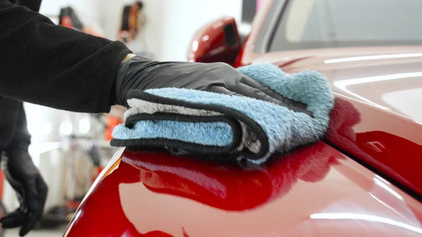 Muestra Cerca Como Trabajador Profesional Pule Carrocería Transporte Coche Utilizando — Foto de Stock