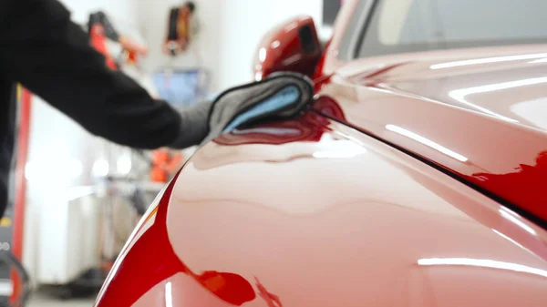 Muestra Cerca Como Trabajador Profesional Pule Carrocería Transporte Coche Utilizando — Foto de Stock