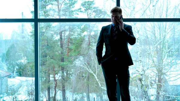 남자가 창가에서 전화를 사업가 사무실 개념에서 회의에서 비즈니스 가까운 중요한 — 스톡 사진