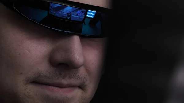 Joven Jugador Masculino Gafas Virtuales Juega Relaja Contra Monitores Juego — Foto de Stock