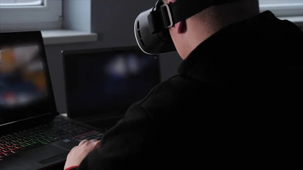 Junger Männlicher Spieler Mit Virtueller Brille Spielt Entspannt Gegen Ihn — Stockfoto