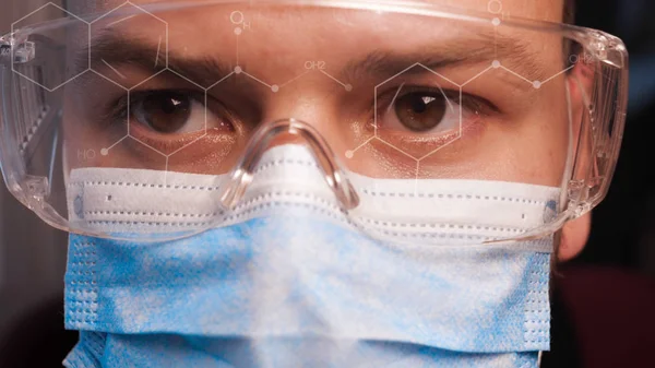 Ein Männlicher Labortechniker Fachmann Ein Wissenschaftlicher Mitarbeiter Mit Laborbrille Schaut — Stockfoto