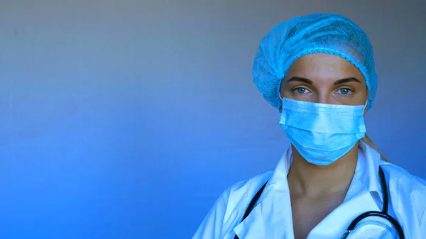 Ung Smuk Kvinde Sygeplejerske Læge Auskultation Lille Dreng Patient Blå - Stock-foto