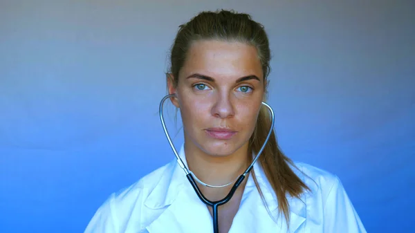 Junge Schöne Frau Krankenschwester Arzt Auskultation Kleiner Junge Patient Blaue — Stockfoto