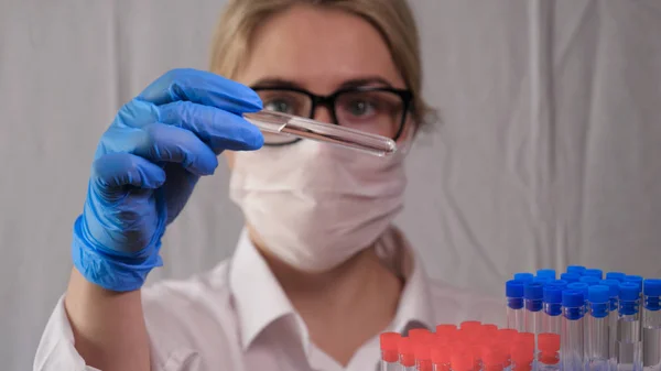 Laboratoriumwerk Arts Houdt Een Spuit Een Medisch Masker Een Bril — Stockfoto