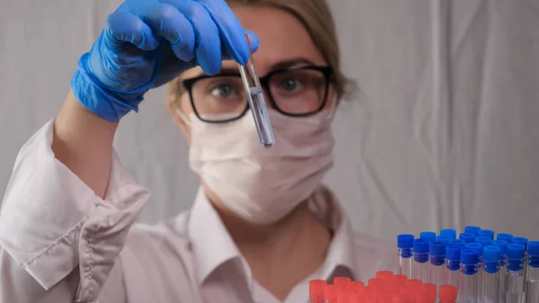 Laboratoriumwerk Arts Houdt Een Spuit Een Medisch Masker Een Bril — Stockfoto