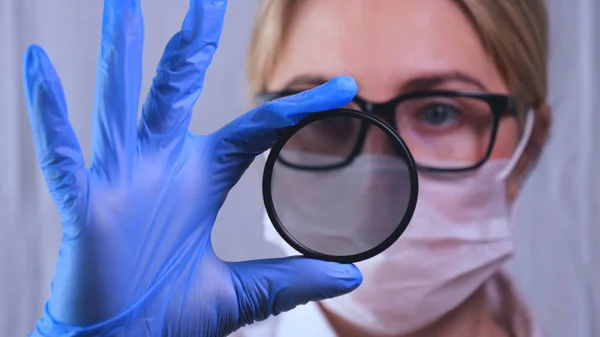 Laborarbeit Der Arzt Hält Eine Spritze Eine Medizinische Maske Und — Stockfoto