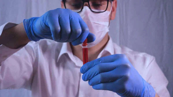 Trabajo Laboratorio Médico Sostiene Una Jeringa Una Máscara Médica Gafas — Foto de Stock