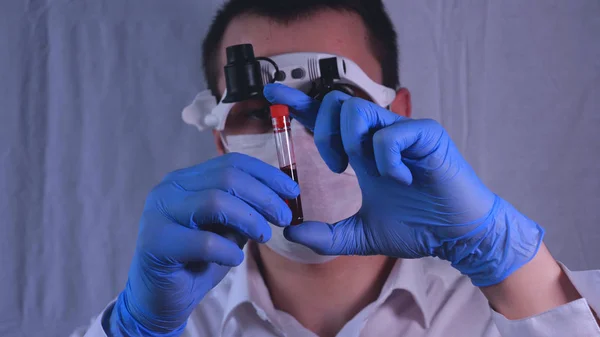 Лабораторна Робота Лікар Тримає Шприц Медичній Масці Окуляри Приймає Тест — стокове фото