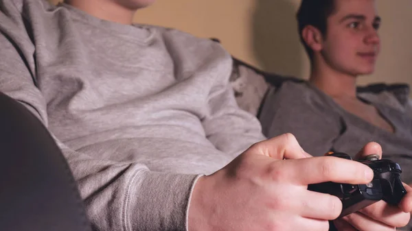 Två Vänner Killar Spela Video Spelkonsol Kul Skratta Håll Joysticken — Stockfoto