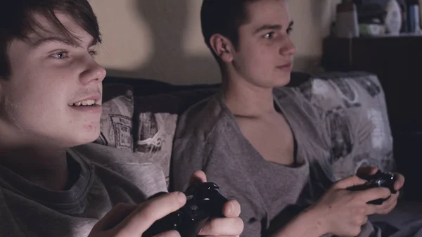 Dos Amigos Chicos Juegan Consola Videojuegos Divierten Ríen Sostienen Joystick — Foto de Stock