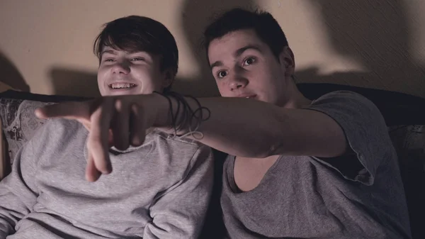 Zwei Freunde Jungs Spielen Videospielkonsole Haben Spaß Lachen Halten Den — Stockfoto