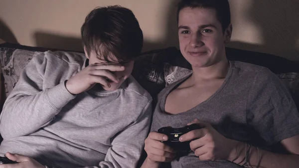 Dois Amigos Rapazes Jogar Console Videogame Divertir Rir Segurar Joystick — Fotografia de Stock