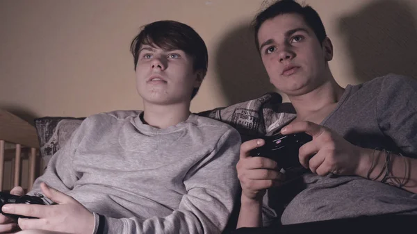 Dos Amigos Chicos Juegan Consola Videojuegos Divierten Ríen Sostienen Joystick — Foto de Stock