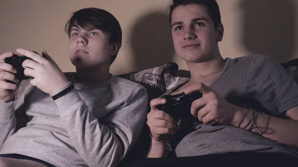 Due Amici Ragazzi Giocano Alla Console Videogiochi Divertono Ridono Tengono — Foto Stock