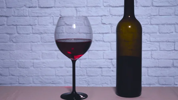 ブドウとワイングラスの赤ワイン チーズワインボトルとコルクのコルクネジを背景に — ストック写真