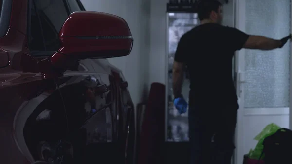 Garajda Bir Adam Araba Servisi Araba Alarmı Kontrol Eder Sonra — Stok fotoğraf