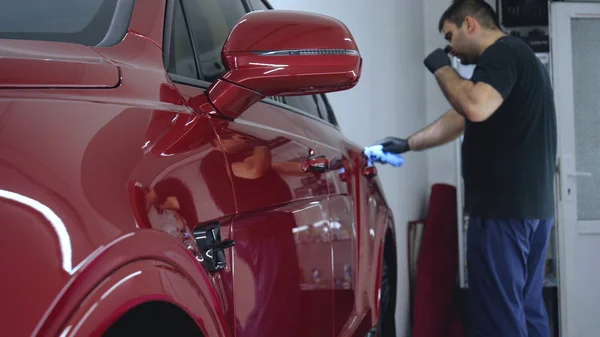 Hombre Garaje Servicio Coche Revisa Alarma Del Coche Luego Apaga — Foto de Stock