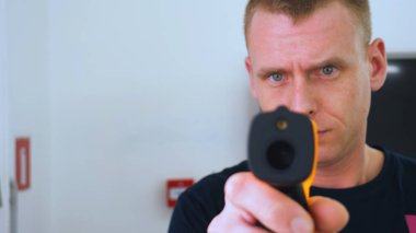 Genç bir profesyonel işçi kırmızı seramik lambalar kurar, bir araba atölyesi, araba yıkama.