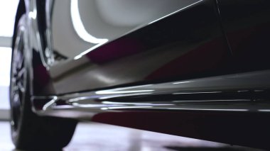 Genç bir profesyonel adam (erkek) pencere temizleyici, Windows ve çeşitli aksesuarlar için köpük ve deterjanlar kullanır, sonra iyice siliyor. Kavramı: glitter pencere, deterjanlar.