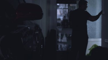 Profesyonel araba yıkama hizmeti sonra profesyonel araba yıkayarak mendil ve kurur pencere. Konsept: Okuma gözlükleri, Profesyonel çalışma, Siyah eldiven, Mavi bez