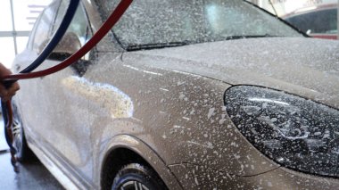 Profesyonel araba yıkama hizmeti sonra profesyonel araba yıkayarak mendil ve kurur pencere. Konsept: Okuma gözlükleri, Profesyonel çalışma, Siyah eldiven, Mavi bez